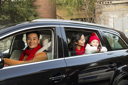 幸福家庭坐在汽车里