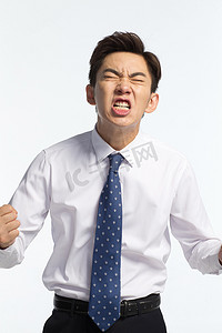 愤怒图片摄影照片_表情愤怒的商务青年男人