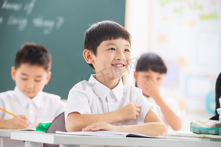 学习认真摄影照片_小学生在教室里学习