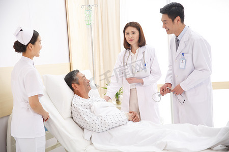 胸卡图片摄影照片_医务工作者和患者在病房里