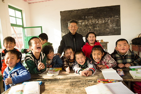 教室环境摄影照片_乡村男教师和小学生在教室里