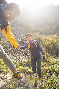 青年男女登山