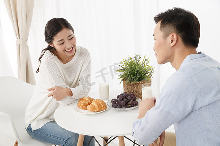 青年情侣吃早餐