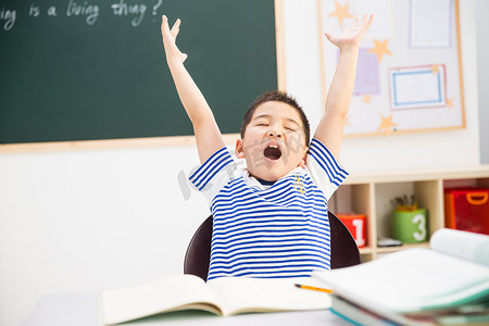 小学男生在教室里