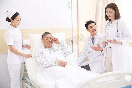 胸卡摄影照片_医务工作者和患者在病房里