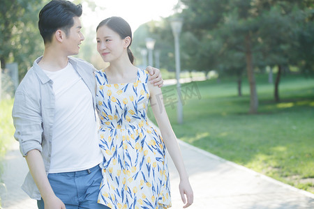 浪漫情侣在公园散步