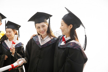 毕业纪念摄影照片_大学生穿着学士服庆祝毕业