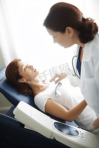 b超检查摄影照片_一名妇女正在接受医生的甲状腺超声检查
