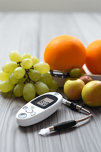 血糖仪用医用听诊器和新鲜水果的概念，糖尿病人健康的生活方式和营养
