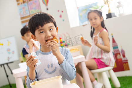 幼儿园小朋友用餐