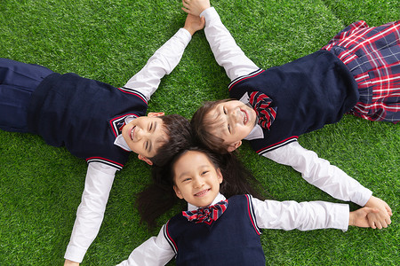 高同学摄影照片_小学生们躺在草地上