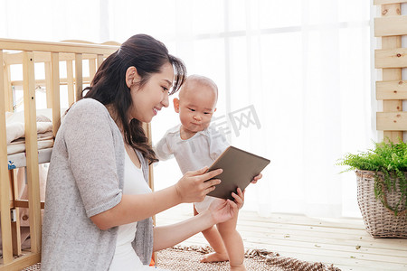 女宝宝图片摄影照片_年轻妈妈和宝宝看平板电脑