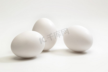 白色背景下的三个鸡蛋