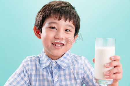 男孩表情包摄影照片_小男孩和一杯牛奶