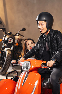 青年伴侣试驾摩托车
