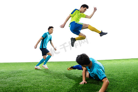 足球运动员在球场上踢球