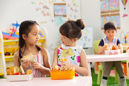 幼儿园小朋友用餐