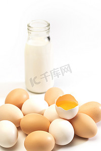 鸡蛋和玻璃瓶牛奶