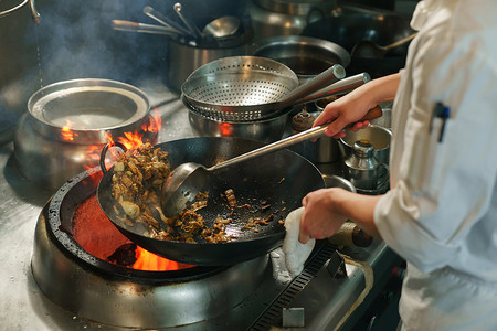 餐厅后厨大厨炒菜颠勺