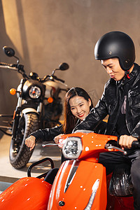 汽车摩托车摄影照片_青年伴侣试驾摩托车
