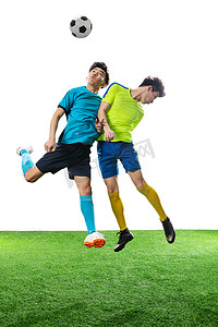 两名足球运动员踢球