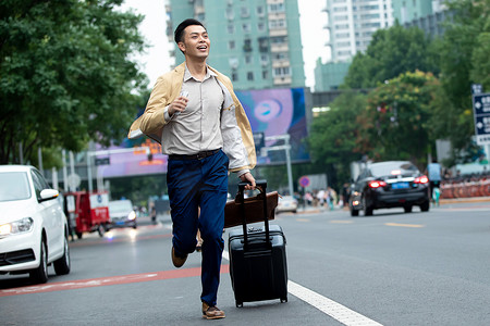 奔跑的人物商务摄影照片_马路上拉着行李追赶汽车的商务男子