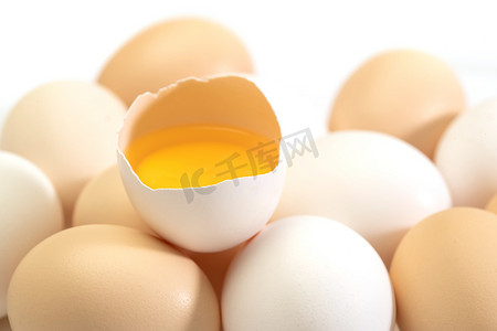 完整的鸡蛋和破碎的鸡蛋