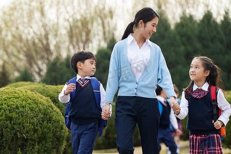 上学图片可爱摄影照片_学生和老师