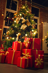 圣诞树夜晚摄影照片_圣诞树和圣诞礼物