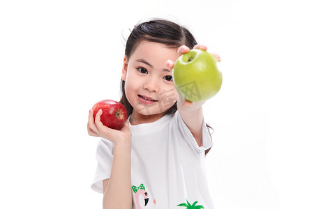 可爱的小女孩拿着苹果