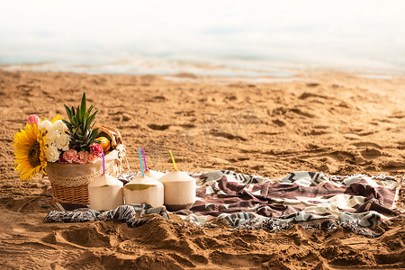沙滩上的毯子和野餐篮