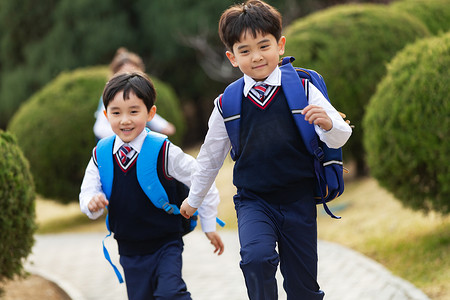 团队奔跑摄影照片_快乐的小学生