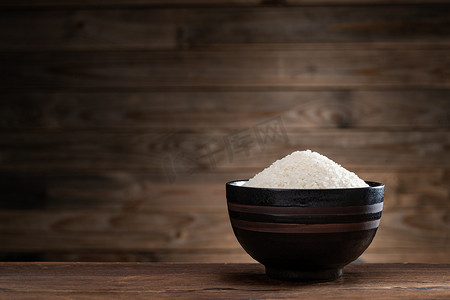 木质桌面上的一碗大米