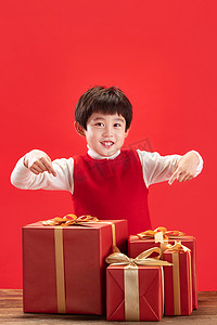 礼物元素摄影照片_小男孩和新年礼物