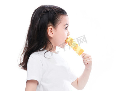 吃冰棍摄影照片_可爱的小女孩吃冰棍