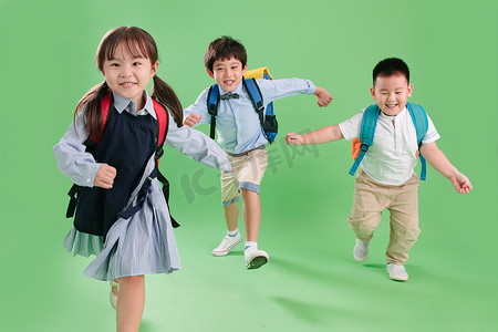 4个摄影照片_奔跑着的三个小学生