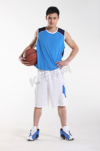 打篮球的的人摄影照片_东方青年男子打篮球