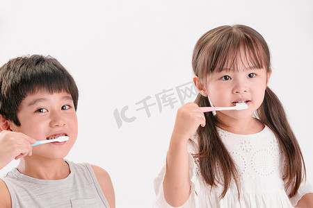 两个小朋友刷牙