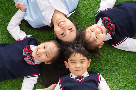 安全教育老师摄影照片_小学生们躺在草地上