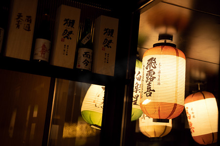 日本日式灯笼摄影照片_日料店内的灯笼