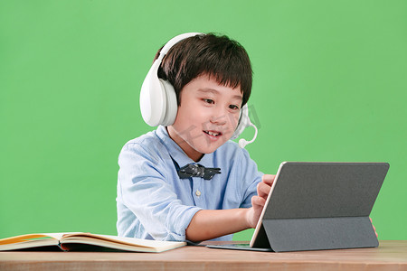 小学生使用平板电脑在线学习