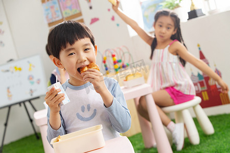 幼儿园小朋友摄影照片_幼儿园小朋友用餐