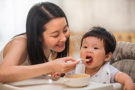 妈妈喂宝宝吃饭