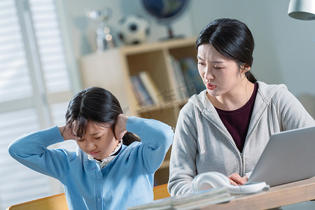 家庭网课摄影照片_年轻妈妈和做作业的女儿生气