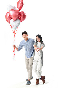 浪漫情侣拿着心形气球