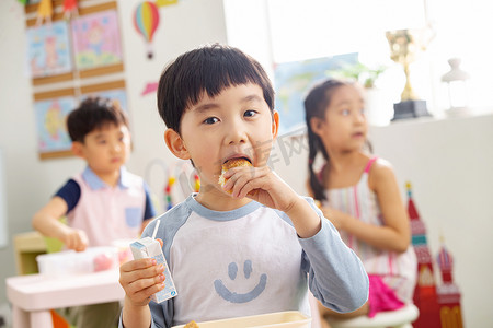 幼儿园食品摄影照片_幼儿园小朋友用餐
