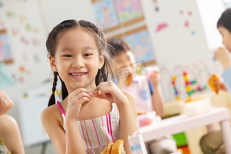 幼儿园小朋友用餐