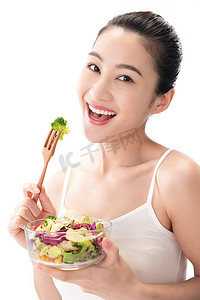 青年女人吃沙拉