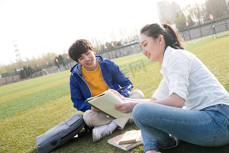 青年大学生在校园里学习