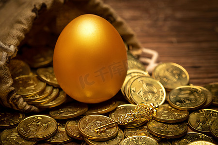 金币堆金融素材摄影照片_袋子里的金蛋金币金钥匙